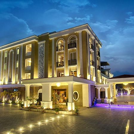 Four Vedas Hotel & Resort Siliguri Buitenkant foto
