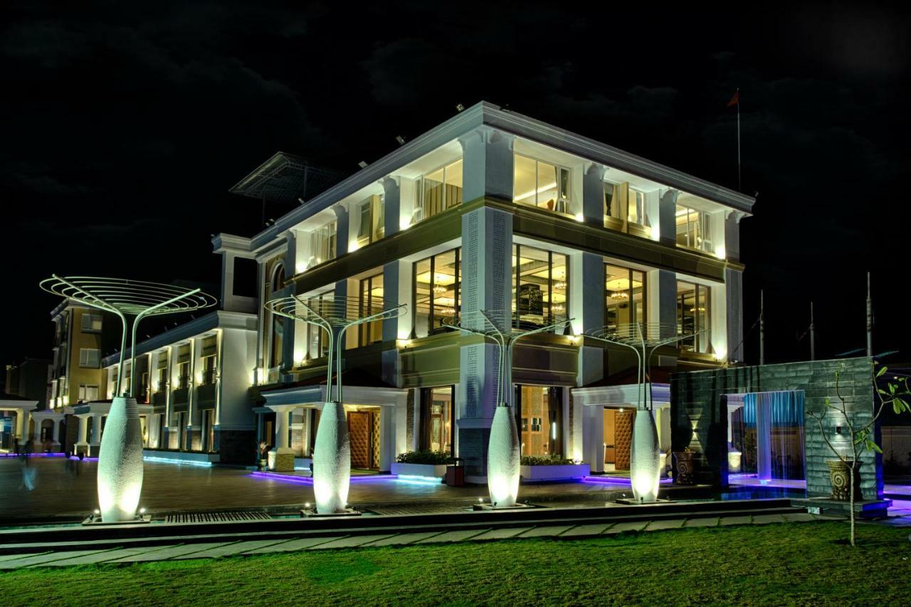 Four Vedas Hotel & Resort Siliguri Buitenkant foto