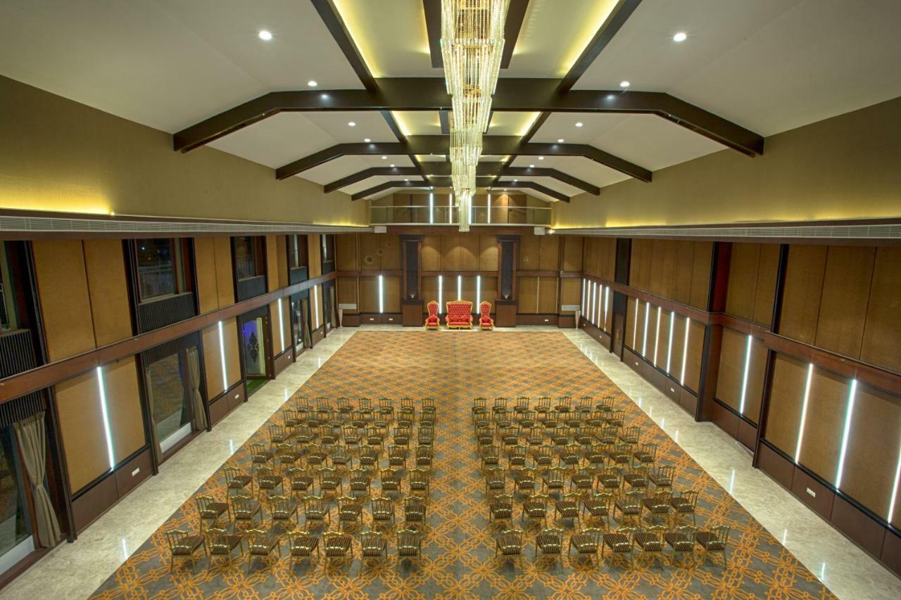 Four Vedas Hotel & Resort Siliguri Buitenkant foto