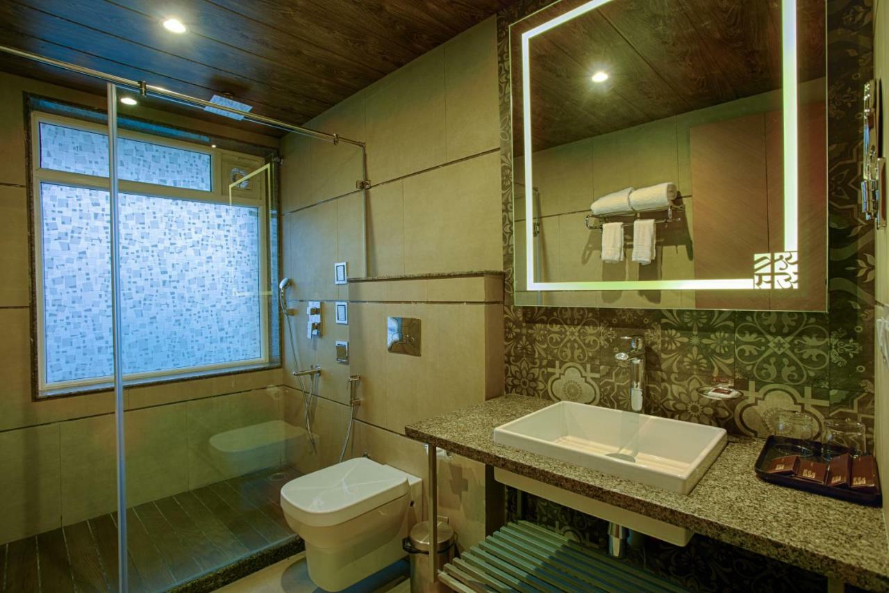 Four Vedas Hotel & Resort Siliguri Buitenkant foto
