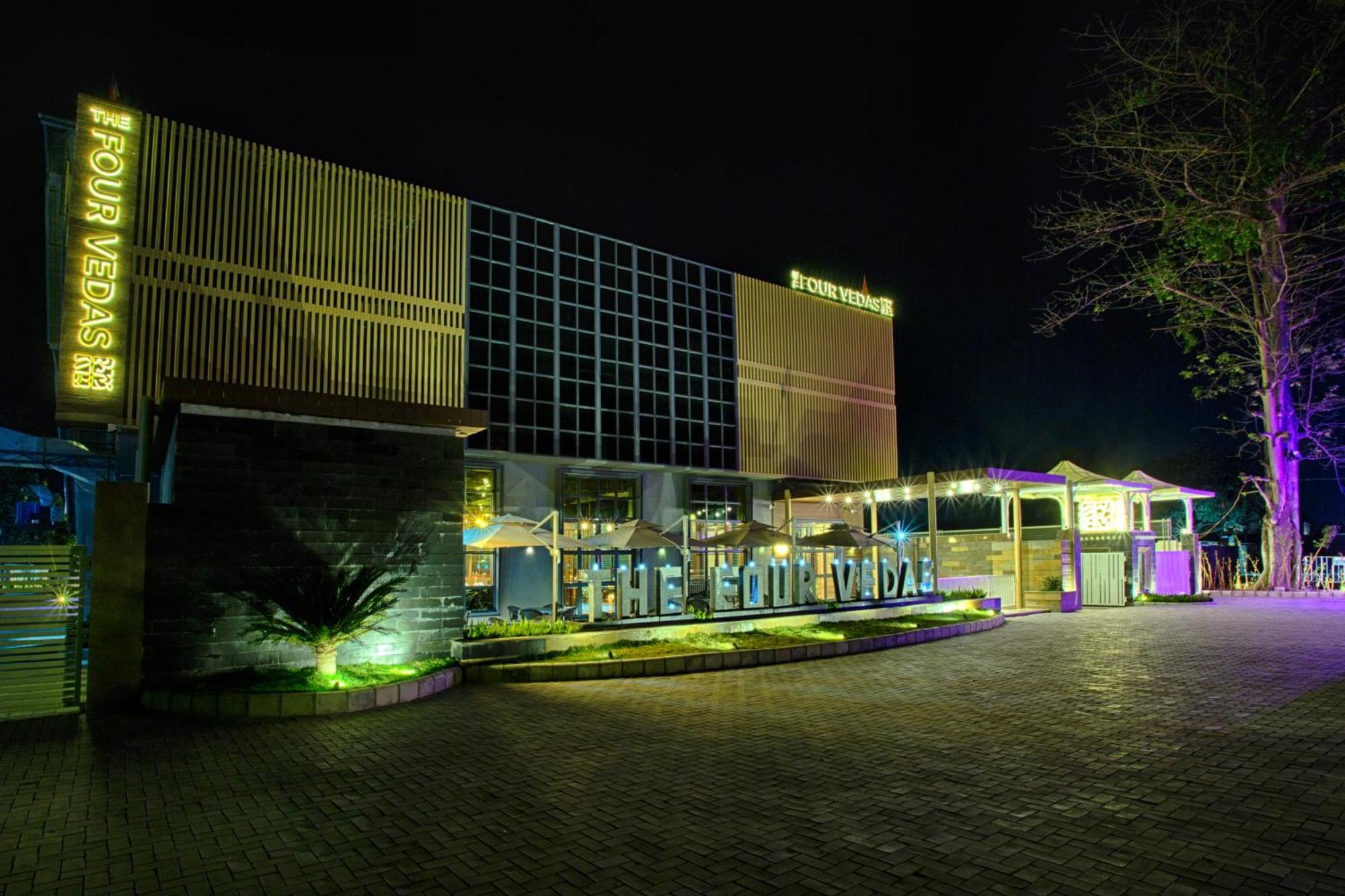 Four Vedas Hotel & Resort Siliguri Buitenkant foto